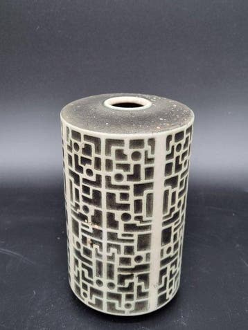 Keramikvase – Geometrisches Labyrinth-Relief – K&T Keramik -
