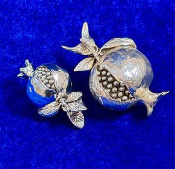 Beeldje - Pomegranates with exposed Seeds (2) - Verzilverd