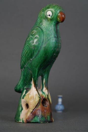Chinese - Joss stick holder - Parrot standing on a rock -, Antiek en Kunst
