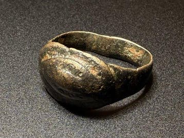 Oud-Romeins Brons Zeldzame ring met een reliëf van een