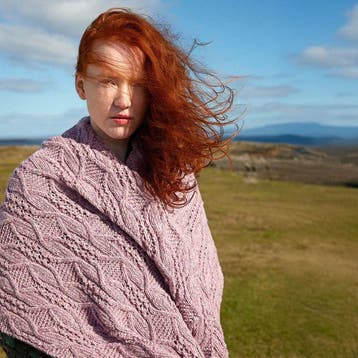 Breipatroon Omslagdoek Finola met kabels van Donegal Tweed, Ophalen of Verzenden, Nieuw