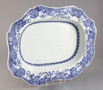 Een Qianlong 18e-eeuwse Chinese export blauw-witte diepe, Antiek en Kunst