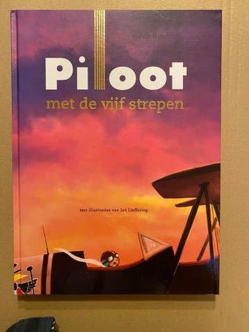 Piloot met de Vijf Strepen - 15 Verhalen over de Luchtvaart, Ophalen of Verzenden, Zo goed als nieuw, Fictie