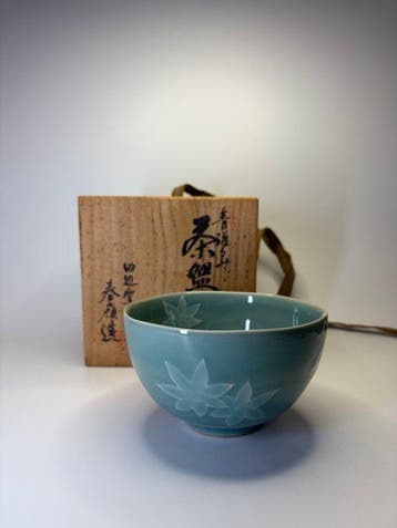 Japans celadon chawan met esdoornbladmotief – stijl “Seiji”, Antiek en Kunst