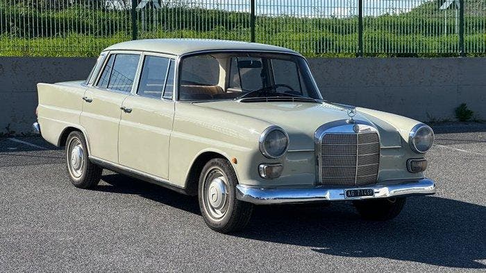 Mercedes-Benz - 200 Heckflosse - 1966, Auto's, Oldtimers