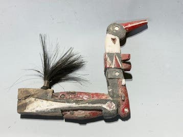 Een spannende sculptuur: deze kano-voorkant uit