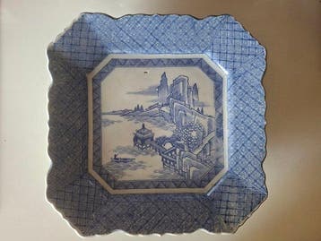 Gran fuente cuadrada ochavada de porcelana japonesa azul y