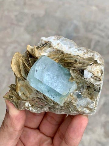 Terminale blauwe aquamarijnkristal op veldspaat gecombineerd, Nieuw