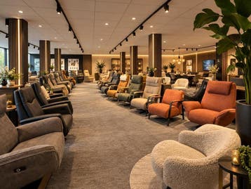400 Relax en Sta-Op stoelen op voorraad met hoge korting., Ophalen of Verzenden, Nieuw, Stof