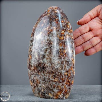 Rode cordieriet vrijvorm – fascinerend mineraalstructuur met