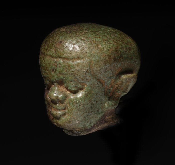 Oude Egypte, Ptolemeïsch faience Pateko hoofd - 2.1 cm, Verzamelen, Mineralen en Fossielen
