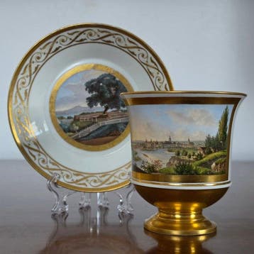 A large Nymphenburg Veduta/View cup with saucer painted with, Antiek en Kunst