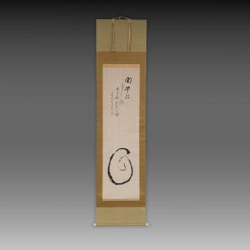 Hangende rol met een Daruma die naar de muur gericht is. -, Antiek en Kunst