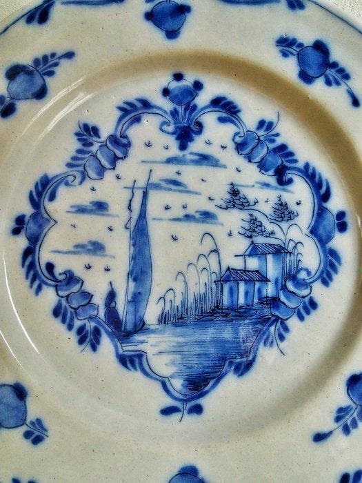 Bord - Waterlandschap met figuur in sloep - Weinig, Antiek en Kunst, Antiek | Glas en Kristal