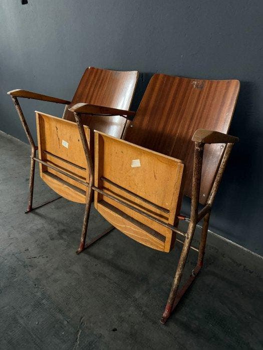 Fauteuil - Hout - Twee fauteuils voor de cinema., Antiek en Kunst, Kunst | Designobjecten