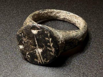 Middeleeuwen, kruisvaardersperiode Brons Zegelring met een, Antiek en Kunst