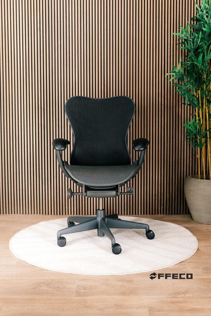 Zwarte Herman Miller Bureaustoel, Nieuwste Model Mirra 2, Huis en Inrichting, Bureaustoelen, Bureaustoel, Zwart, Zo goed als nieuw