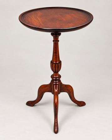 Elegante ronde bijzettafel – warm hout – gedraaide zuil en