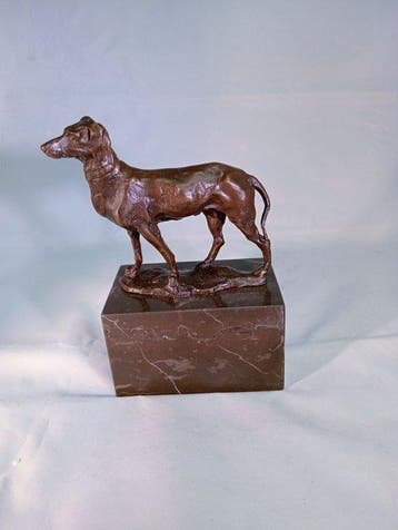 Beeldje - Hond op marmeren sokkel - Brons, Marmer