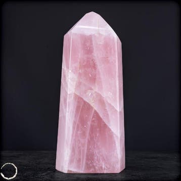 Natuurlijk rozenkwarts obelisk – Zachte harmonie in edele