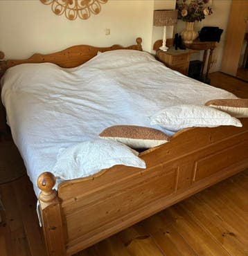 Schoon Grenen stevig bed 210 x190 cm degelijk en comfortabel, Antiek en Kunst, Ophalen