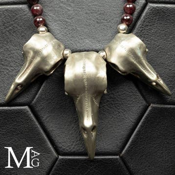Witte messing drievoudige raafschedel-ketting met rijke