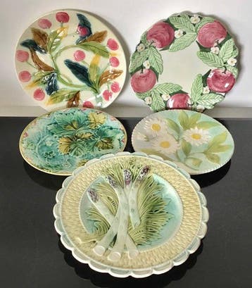 Bord (5) - Faïence Barbotine Borden met fruitdecoratie en