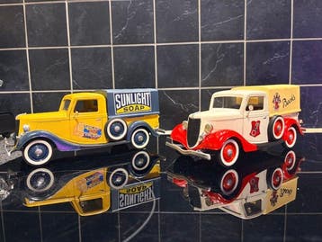 Solido 1:18 - Model vrachtwagen (2) - Ford V8, Nieuw