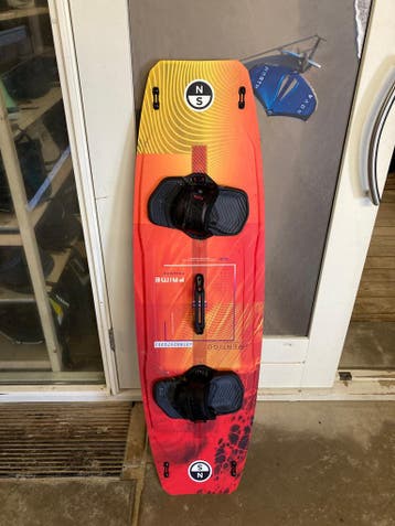2025 North Prime TT Board 136x40cm Flex TT Bindings S/M, Watersport en Boten, Kitesurfen, Ophalen of Verzenden, Gebruikt, Binding