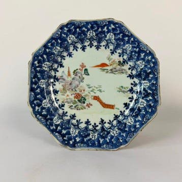 Een blauw-witte schotel met overglazuur in Famille