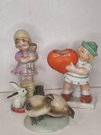 Wagner und Apel - Beeldje - girl with doll & rabbit + heart