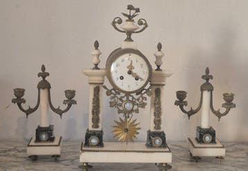 Klok (3) - - Carrara marmer - 1850-1900