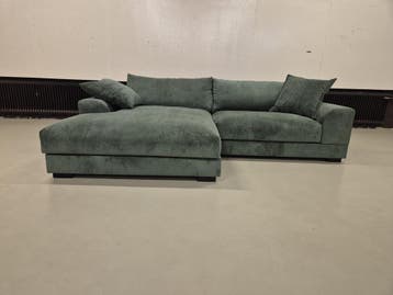 35% KORTING - SHOWROOM OUTLET - HOEKBANK NOLA - RIB - GROEN, Hout, 250 tot 300 cm, Nieuw, Ophalen of Verzenden
