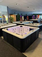 Luxe 5-persoons spa / jacuzzi – direct plug & play (220V), Ophalen, Zo goed als nieuw, Pomp, Vast