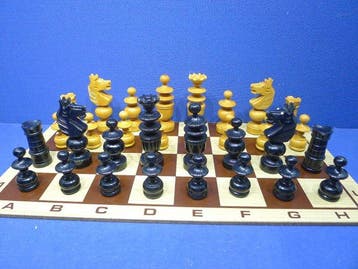 Jeu déchecs en buis La Régence Paris cavaliers yeux en