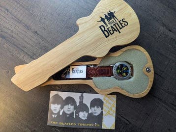 Beatles - Horloge met gitaarvormige houten kist - Apple, Nieuw in verpakking