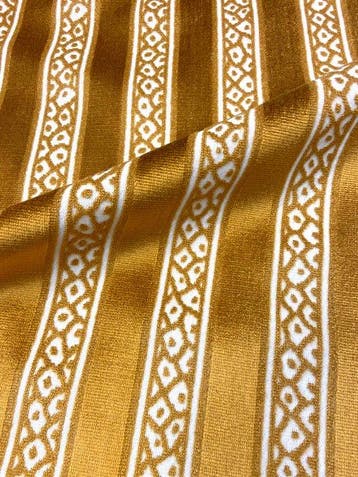 Prachtig geelgoud jacquardfluweel op ivoorkleurige basis. -