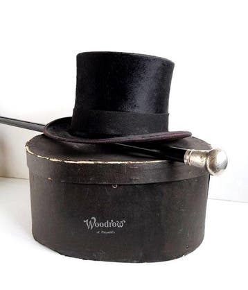Decoratief ornament (3) - Een heers bolhoed, wandelstok en