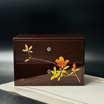 Kabinet - Natuurlijk hout, urushi-lak, gouden maki-e - Japan