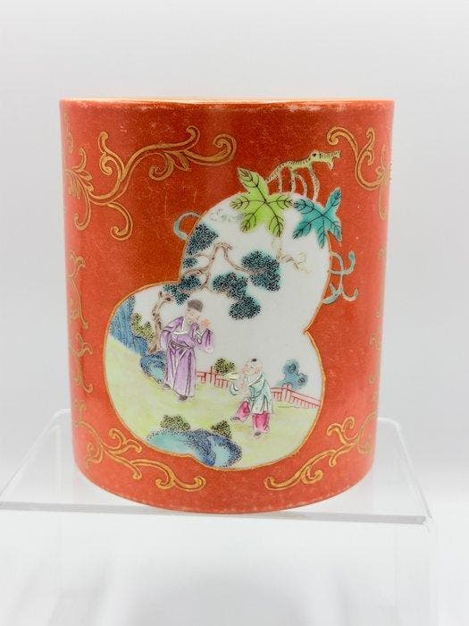 An Exceptional Chinese Famille Rose Coral Ground Porcelain, Antiek en Kunst, Antiek | Overige Antiek