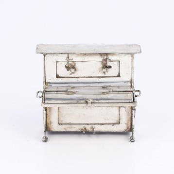 H. Hooijkaas. - Beeldje - Miniatuur piano. - .835 zilver, Antiek en Kunst