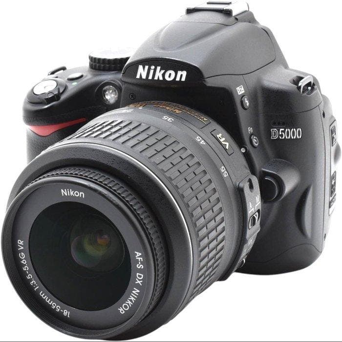 ≥ Nikon D5000 + AF-S NIKKOR 3.5-5.6/18-55mm G VR Digitale