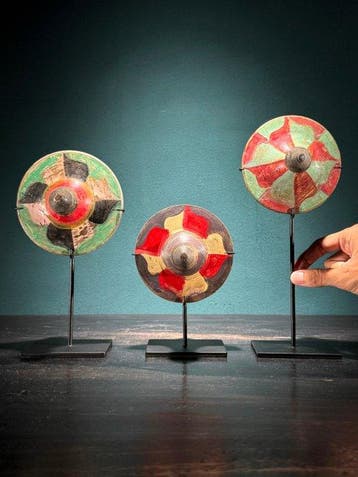 NO RESERVE PRICE - Spinning tops (3) - Gasing - Draaitol -