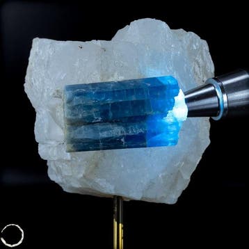 Groot Intens Blauw aquamarijnkristal op standaard,
