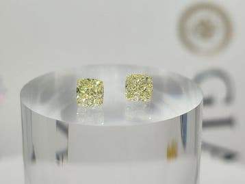 2 pcs Diamant (Natuurlijk gekleurd) - 1.06 ct - Cushion -, Nieuw