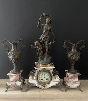 Klok en garnituur set, Figurale pendule (3) - Frans, Antiek en Kunst