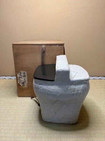 Japanse Shino-keramiek Tabako-Aburi met metalen deksel –
