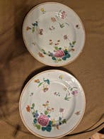 Paar borden uit China uit de 18e eeuw, porselein Famille