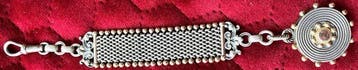 Zilveren horlogeketting zgn. chatelaine met medaillion, 19e