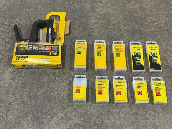 Veiling - Stanley 4-in-1 nietmachine met nietjes set 11-deli, Doe-het-zelf en Verbouw, IJzerwaren en Bevestigingsmiddelen